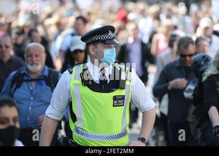 April 24, 2021, London, England, Vereinigtes Königreich: Tausende marschierten Londonâ €™s Oxford Street in Unite for Freedom Protest gegen Coronavirus Einschränkungen in Großbritannien. Die Demonstranten trugen Plakate gegen die Sperrung, Masken und Impfstoffe. (Bild: © Tayfun Salci/ZUMA Wire) Stockfoto