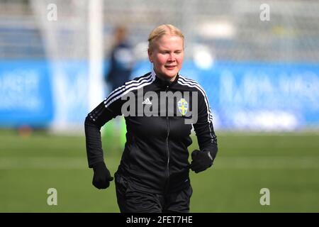 Assistentin Alisa Levalampi vor dem Spiel in der Schwedischen Liga OBOS Damallsvenskan am 24. April 2021 zwischen AIK und Linkopings FC bei Skytteholms IP in Stockholm, Schweden Stockfoto