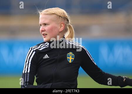 Assistentin Alisa Levalampi vor dem Spiel in der Schwedischen Liga OBOS Damallsvenskan am 24. April 2021 zwischen AIK und Linkopings FC bei Skytteholms IP in Stockholm, Schweden Stockfoto