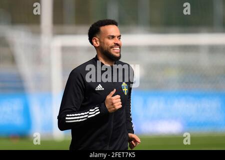 Schiedsrichter Farouk Nehdi vor dem Spiel in der Schwedischen Liga OBOS Damallsvenskan am 24. April 2021 zwischen AIK und Linkopings FC bei Skytteholms IP in Stockholm, Schweden Stockfoto