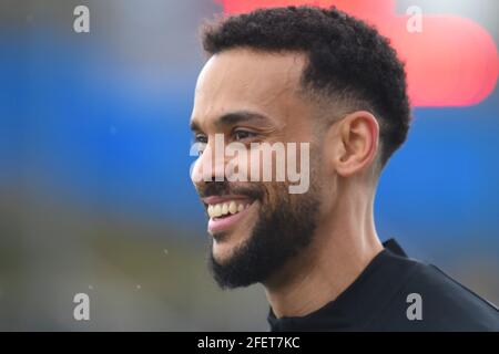 Schiedsrichter Farouk Nehdi vor dem Spiel in der Schwedischen Liga OBOS Damallsvenskan am 24. April 2021 zwischen AIK und Linkopings FC bei Skytteholms IP in Stockholm, Schweden Stockfoto