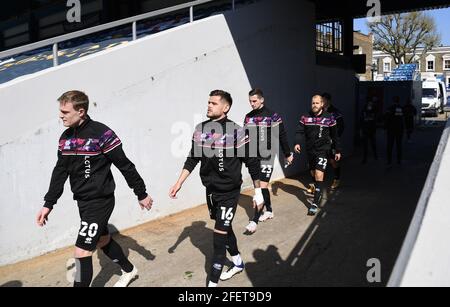 Von links nach rechts gehen Oliver Skipp, Xavi Quintilla, Kenny McLean und Teemu Pukki von Norwich City vor dem Sky Bet Championship-Spiel im Kiyan Prince Foundation Stadium, London, aus. Bilddatum: Samstag, 24. April 2021. Stockfoto