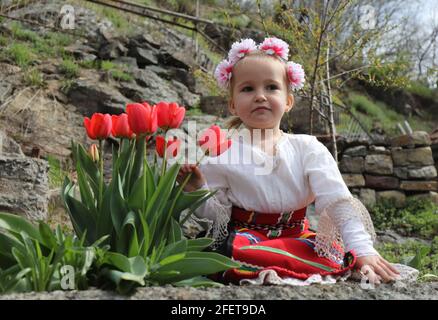 Der Lazarki Tag ist ein traditioneller bulgarischer Festtag. Mädchen, die im letzten Jahr zu Frauen wurden, werden Lazarki genannt. Die Mädchen schmücken in einem bunten Stockfoto