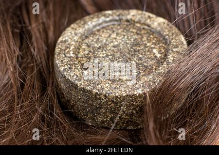 Brunette Frau dunkle Haare und solide Shampoo mit natürlichen Make-up. Umweltfreundliche Seife ohne Plastik und Verschmutzung. Stockfoto