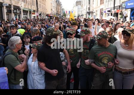 London, Großbritannien. 24 April 2021. „Unite for Freedom“-Protest. Demonstranten versammelten sich im Zentrum von London aus ganz Großbritannien gegen Heidepässe und COVID-Impfstoff. Quelle: Andrea Domeniconi/Alamy Live News Stockfoto