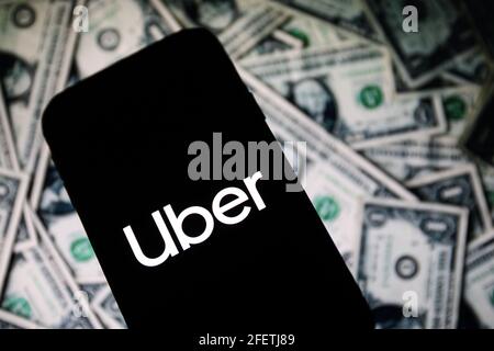 In dieser Abbildung ist ein Logo der Uber-Unternehmens-App auf einem Smartphone mit Dollarscheinen im Hintergrund zu sehen. (Foto von Filip Radwanski / SOPA Images/Sipa USA) Stockfoto