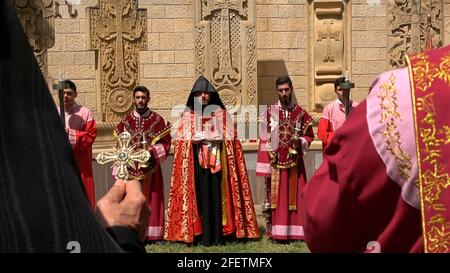 JERUSALEM, ISRAEL - 24. APRIL: Mitglieder der armenisch-apostolischen Kirche nehmen an einer Gedenkfeier zum 106. Jahrestag des armenischen Völkermordes am 24. April 2021 in Jerusalem, Israel, in der Altstadt Teil. Der Tag des Gedenkens an den Völkermord oder der Tag des Gedenkens an den Völkermord wird von Armeniern in verstreuten Gemeinden auf der ganzen Welt am 24. April begangen. Es wird jährlich zum Gedenken an die Opfer des armenischen Völkermordes durch das Osmanische Reich von 1915 bis 1923 abgehalten. Stockfoto