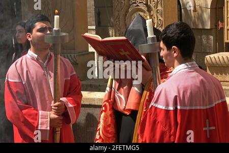 JERUSALEM, ISRAEL - 24. APRIL: Mitglieder der armenisch-apostolischen Kirche nehmen an einer Gedenkfeier zum 106. Jahrestag des armenischen Völkermordes am 24. April 2021 in Jerusalem, Israel, in der Altstadt Teil. Der Tag des Gedenkens an den Völkermord oder der Tag des Gedenkens an den Völkermord wird von Armeniern in verstreuten Gemeinden auf der ganzen Welt am 24. April begangen. Es wird jährlich zum Gedenken an die Opfer des armenischen Völkermordes durch das Osmanische Reich von 1915 bis 1923 abgehalten. Stockfoto