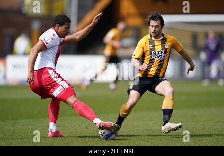 Luther Wildin von Stevenage (links) und Wes Hoolahan von Cambridge United in Aktion während des zweiten Spiels der Sky Bet League im Abbey Stadium in Cambridge. Bilddatum: Samstag, 24. April 2021. Stockfoto