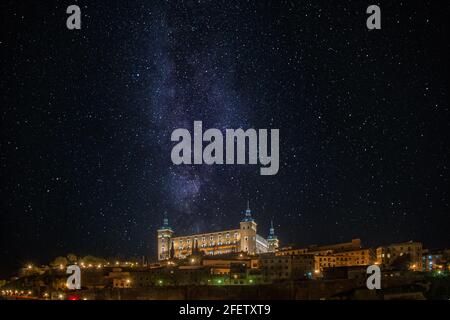 Alcazar von Toledo, von einem Sternenhimmel beleuchtet Stockfoto