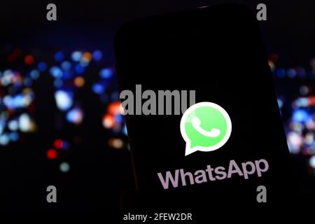 In dieser Abbildung ist ein whatsapp Web Communicator App Logo auf einem Smartphone zu sehen. Stockfoto