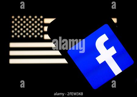 Polen. November 2020. In dieser Abbildung ist ein Logo der Facebook-Social-Media-App auf einem Smartphone mit einer schwarz-weißen US-Flagge im Hintergrund zu sehen. Kredit: Filip Radwanski/SOPA Images/ZUMA Wire/Alamy Live Nachrichten Stockfoto