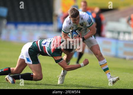 Freddie Steward von Leicester Tigers (links) bekämpft Tommy Freeman von Northampton Saints während des Spiels der Gallagher Premiership in der Welford Road, Leicester. Ausgabedatum: Samstag, 24. April 2021. Stockfoto