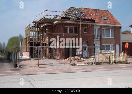 Sint Gillis Waas, Belgien, 21. April 2021, Doppelhaushälfte wird komplett renoviert Stockfoto