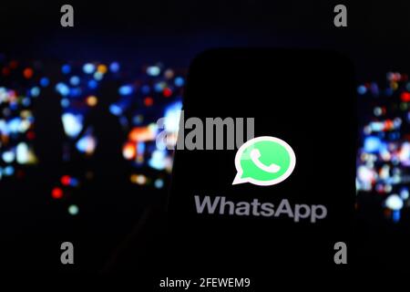 19. November 2020, Polen: Auf dieser Fotolautafel wird ein whatsapp Web Communicator App-Logo auf einem Smartphone angezeigt. (Bild: © Filip Radwanski/SOPA Images via ZUMA Wire) Stockfoto