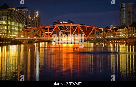 Die historische Drehbrücke bei Salford Quays, nachts gesehen Stockfoto