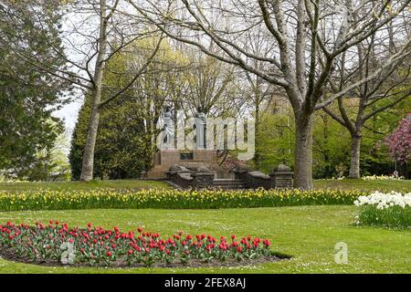 Pontypridd, Wales - April 2021: Statuen im Ynysangharad Park. Sie gedenken Evan James und James James, den Komponisten der walisischen Nationalhymne Stockfoto