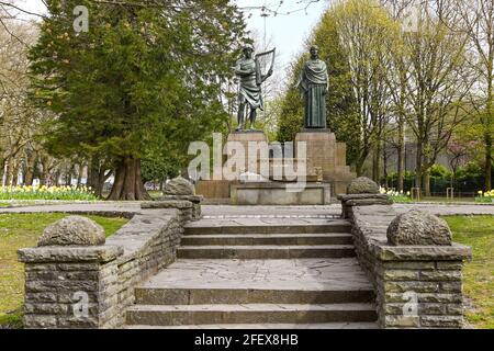 Pontypridd, Wales - April 2021: Statuen im Ynysangharad Park. Sie gedenken Evan James und James James, Komponisten der walisischen Nationalhymne Stockfoto