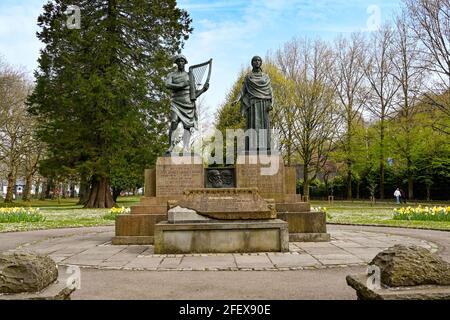 Pontypridd, Wales - April 2021: Statuen im Ynysangharad Park. Sie gedenken Evan James und James James, den Komponisten der walisischen Nationalhymne Stockfoto