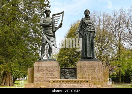 Pontypridd, Wales - April 2021: Statuen im Ynysangharad Park. Sie gedenken Evan James und James James, den Komponisten der walisischen Nationalhymne Stockfoto