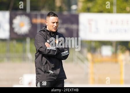 Lugano, Schweiz. April 2021. 24.04.2021, Lugano, Stadio Comunale Cornaredo, Finale 1/4 - Schweizer Cup-Frauen: FC Lugano Femminile - FC Basel 1893, Trainer Sebastien Bader (Basel) (Schweiz/Kroatien OUT) Quelle: SPP Sport Pressefoto. /Alamy Live News Stockfoto