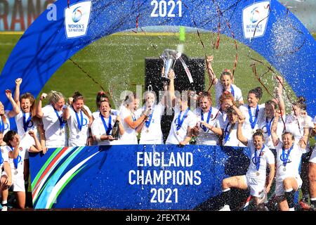 England feiert den Gewinn der Guinness Women's Six Nations in Twickenham Stoop, London. Ausgabedatum: Samstag, 24. April 2021. Stockfoto