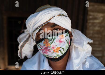 Dhaka, Bangladesch. April 2021. Lucky, ein Zigeuner, posiert für ein Porträt während des Ausbruchs der Coronavirus-Krankheit (COVID-19) in Savar, am Stadtrand von Capital Dhaka, Bangladesch. Die Flusszigeuner in Bangladesch sind lokal als „˜Bede“-Gemeinde bekannt. Quelle: Fatima-Tuj Johora/ZUMA Wire/Alamy Live News Stockfoto