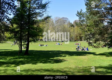 Menschen, die die Frühlingssonne im Bute Park, Cardiff, Wales genießen Stockfoto