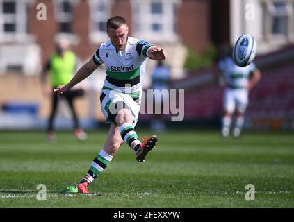 Kingsholm Stadium, Gloucester, Gloucestershire, Großbritannien. April 2021. Englische Premiership Rugby, Gloucester versus Newcastle Falcons; Brett Connon von Newcastle Falcons startet eine Konvertierung Kredit: Action Plus Sports/Alamy Live News Stockfoto