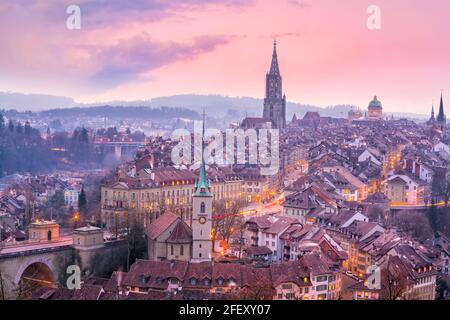 Altstadt von Bern, Hauptstadt der Schweiz in Europa in der Dämmerung Stockfoto