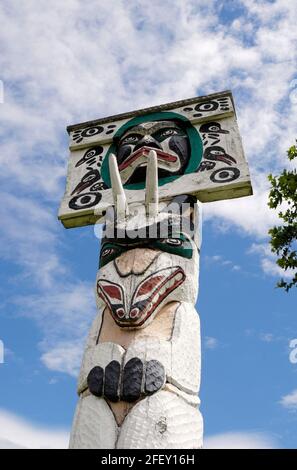 Mond mit menschlichem Geist Gesicht über Bergstock über Bär Königliches Dokument - Carver: Simon Charlie 1957. Cowichan Valley, Vancouver Island, Bridge Stockfoto