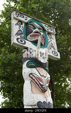 Mond mit menschlichem Geist Gesicht über Bergstock über Bär Königliches Dokument - Carver: Simon Charlie 1957. Cowichan Valley, Vancouver Island, Bridge Stockfoto