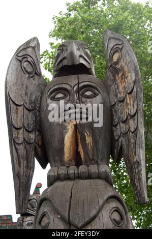 Adler über dem Killerwal auf dem Walschwanz - Carver: Laverne Roy Baines 1977. Cowichan Valley, Vancouver Island, British Columbia, Kanada. Stockfoto