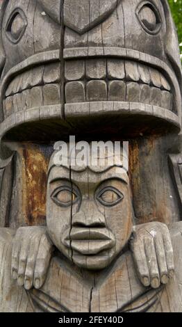 Adler über dem Killerwal auf dem Walschwanz - Carver: Laverne Roy Baines 1977. Cowichan Valley, Vancouver Island, British Columbia, Kanada. Stockfoto