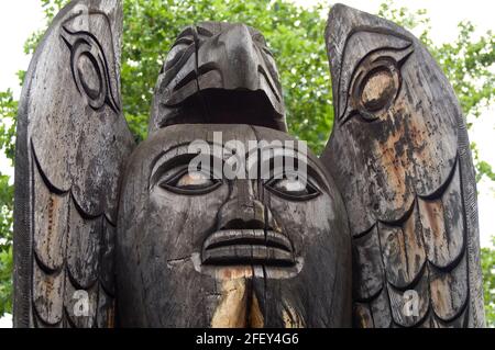 Adler über dem Killerwal auf dem Walschwanz - Carver: Laverne Roy Baines 1977. Cowichan Valley, Vancouver Island, British Columbia, Kanada. Stockfoto