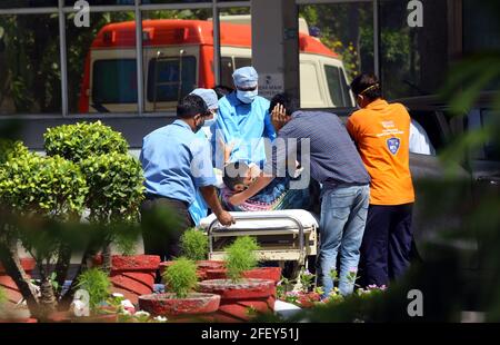 Neu-Delhi, Indien. April 2021. Ein COVID-19-Patient wird am 24. April 2021 im Jaipur Golden Hospital in Neu-Delhi, Indien, gesehen. Nach Angaben des Gesundheitsministeriums verzeichnete Indien historische hohe Zahlen sowohl bei täglich bestätigten COVID-19-Fällen als auch bei neuen Todesfällen am Samstag, da 346,786 weitere Infektionen und 2,624 Todesfälle gemeldet wurden. Die Gesamtzahl hat 16,610,481 erreicht und die Zahl der Todesopfer stieg auf 189,544 im Land. Quelle: Str/Xinhua/Alamy Live News Stockfoto