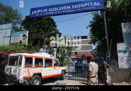 Neu-Delhi, Indien. April 2021. Ein Krankenwagen wird am Jaipur Golden Hospital in Neu-Delhi, Indien, am 24. April 2021 gesehen. Nach Angaben des Gesundheitsministeriums verzeichnete Indien historische hohe Zahlen sowohl bei täglich bestätigten COVID-19-Fällen als auch bei neuen Todesfällen am Samstag, da 346,786 weitere Infektionen und 2,624 Todesfälle gemeldet wurden. Die Gesamtzahl hat 16,610,481 erreicht und die Zahl der Todesopfer stieg auf 189,544 im Land. Quelle: Str/Xinhua/Alamy Live News Stockfoto