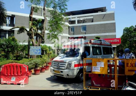 Neu-Delhi, Indien. April 2021. Ein Krankenwagen wird am Jaipur Golden Hospital in Neu-Delhi, Indien, am 24. April 2021 gesehen. Nach Angaben des Gesundheitsministeriums verzeichnete Indien historische hohe Zahlen sowohl bei täglich bestätigten COVID-19-Fällen als auch bei neuen Todesfällen am Samstag, da 346,786 weitere Infektionen und 2,624 Todesfälle gemeldet wurden. Die Gesamtzahl hat 16,610,481 erreicht und die Zahl der Todesopfer stieg auf 189,544 im Land. Quelle: Str/Xinhua/Alamy Live News Stockfoto