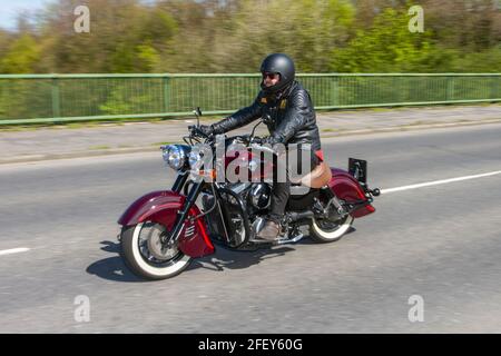 2001 Kawasaki Red VN1500-31; Motorradfahrer; zweirädriger Transport, Motorräder, Fahrzeug auf britischen Straßen, Motorräder, Motorradfahrer, die in Manchester, Großbritannien, unterwegs sind Stockfoto