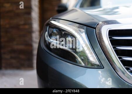 Moderne LED-Autoscheinwerfer. Luxusklasse Stockfoto