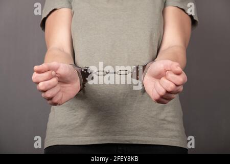 Frau in Handschellen gefesselt, Gefängnisbegriff. Stockfoto