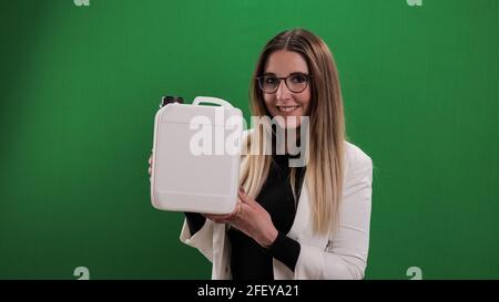 Die junge Frau hält einen Behälter – ideal für Mock-Up Stockfoto