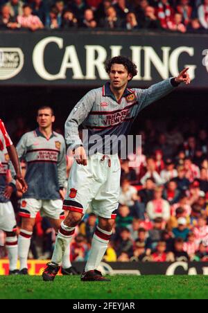 Ryan Giggs spielt für Manchester United mit Eric Cantona im Hintergrund und trägt das graue Auswärtstrikot 1995-96 beim Dell Southampton FC. Das Trikot wurde berühmt für die Spieler, die sich aufgrund der Farbe des Trikots nicht sehen konnten, und war die Ausrede, Spiele zu verlieren. Dies führte zu einem halbzeitlichen Austausch des Kits in Southampton. Dieses Bild ist an Dataco-Einschränkungen hinsichtlich seiner Verwendung gebunden. NUR REDAKTIONELLE VERWENDUNG Keine Verwendung mit nicht autorisierten Audio-, Video-, Daten-, Spiellisten, Club-/Liga-Logos oder „Live“-Diensten. Online-Nutzung im Spiel beschränkt auf 120 Bilder, keine Videoemulation. Keine Verwendung in BE Stockfoto