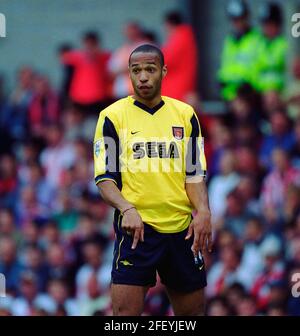 Thierry Henry spielt für Arsenal und trägt das Sega Yellow Auswärtstrikot der Saison 1999-2001. Dieses Bild ist an Dataco-Einschränkungen hinsichtlich seiner Verwendung gebunden. NUR REDAKTIONELLE VERWENDUNG Keine Verwendung mit nicht autorisierten Audio-, Video-, Daten-, Spiellisten, Club-/Liga-Logos oder „Live“-Diensten. Online-Nutzung im Spiel beschränkt auf 120 Bilder, keine Videoemulation. Keine Verwendung für Wetten, Spiele oder Veröffentlichungen von Clubs/Ligen/Spielern Stockfoto