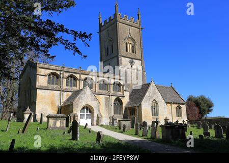 Die Cotswolds - Withington Church, St. Michaels und All Angels im Cotswold-Dorf Withington in Gloucestershire Stockfoto