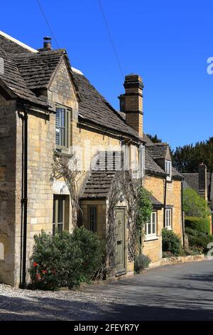 Eine Reihe von traditionell gebauten hübschen Cotswold Steinhütten Das Cotswold-Dorf Withington in Gloucestershire Stockfoto