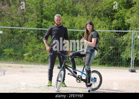 Verona, Italien. April 2021. Valerie Vossen aus Belgien mit ihrem Trainer während des Trainings am 24. April vor der 1. Runde des UEC BMX European Cup in Verona (Italien) Quelle: Mickael Chavet/Alamy Live News Stockfoto