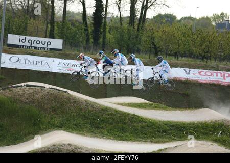 Verona, Italien. April 2021. Männer des niederländischen BMX-Rennteams während des Trainings vor dem 1. Lauf des UEC BMX European Cup in Verona (Italien) Quelle: Mickael Chavet/Alamy Live News Stockfoto