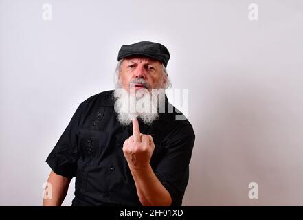 Ansicht eines älteren Mannes mit einem Mittelfinger und Ein wütendes Gesicht auf weißem Hintergrund Stockfoto