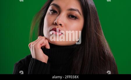 Nahaufnahme einer hübschen jungen Frau mit asiatischem Aussehen Stockfoto